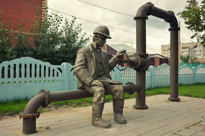 В Костанае появилась скульптура работника коммунальной службы