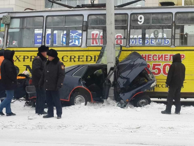 В Усть-Каменогорске трамвай разрубил автомобиль на две части