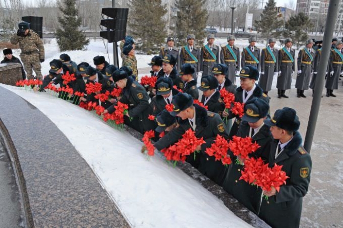 Военнослужащие провели патриотическую акцию «Красный тюльпан»