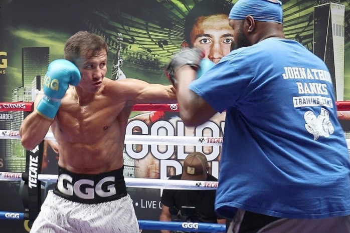 Промоутер Деревянченко назвал дату боя с Головкиным