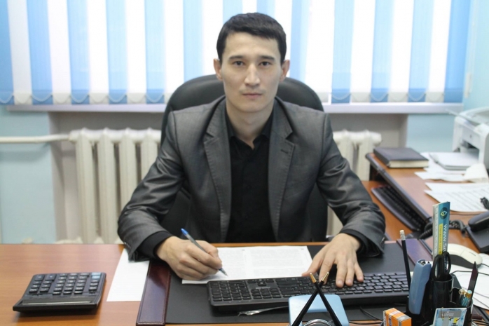 Чиновника нашли повешенным в собственном кабинете в Уральске