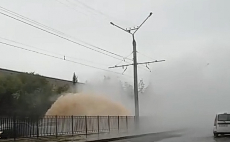 «Гейзер» в Павлодаре: поток воды из теплотрассы повредил четыре автомобиля