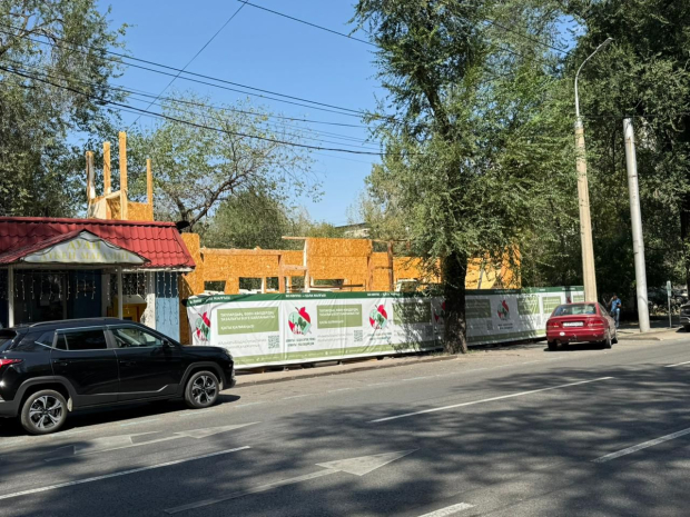 Двухэтажное здание сносят в центре Алматы