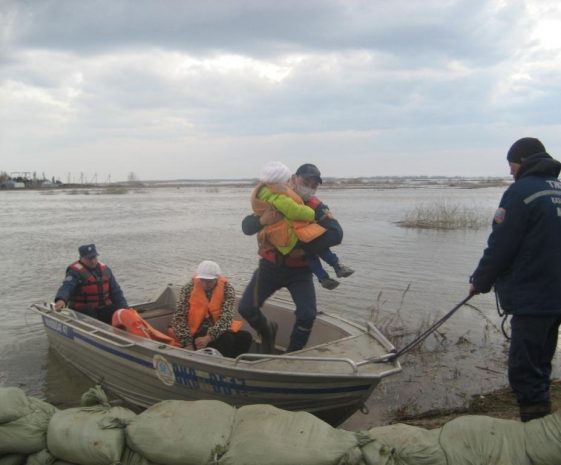 Борьба с паводками в Казахстане продолжается. ФОТО