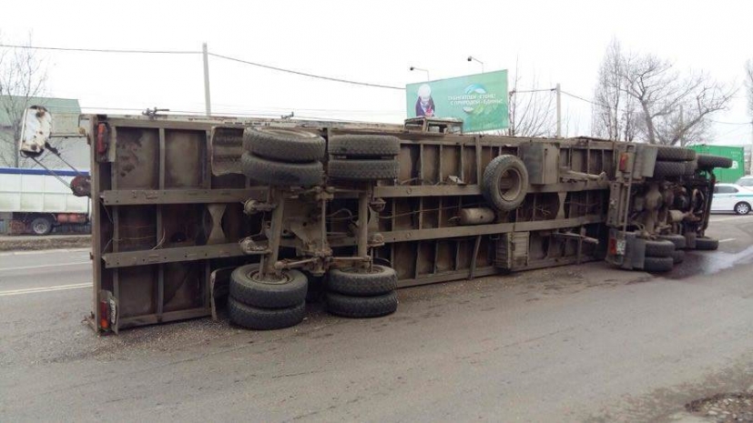 В Алматы перевернулась фура (ФОТО)