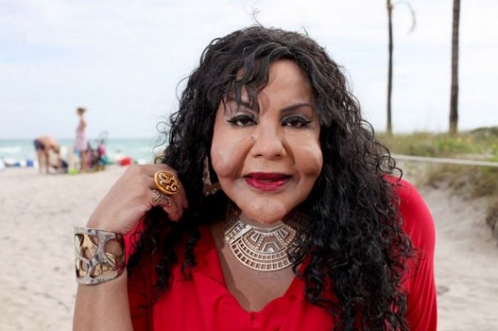 Женщина с цементным лицом готовится к свиданиям