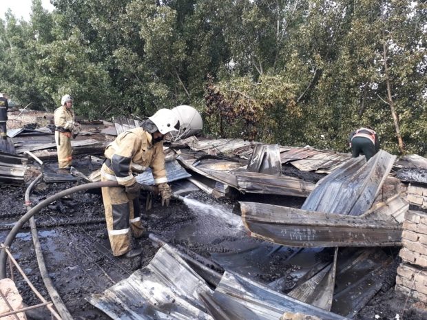 100 человек эвакуировали в Алматы из-за горящей кровли дома