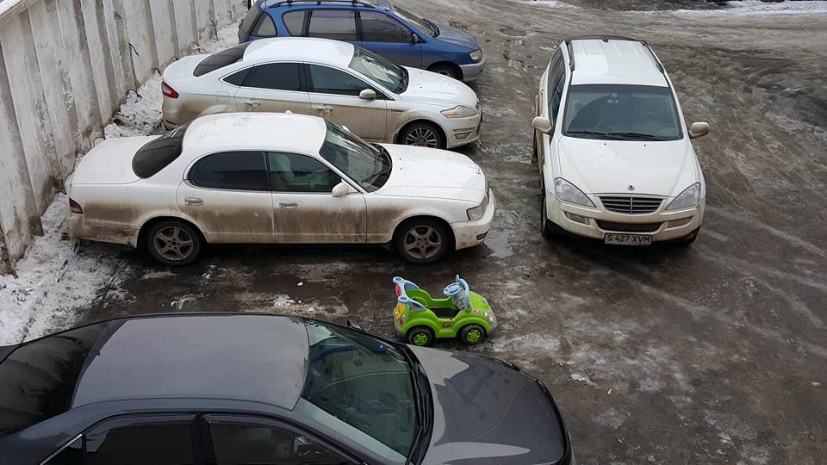 В сети набирает популярность фото с детским авто на павлодарской парковке