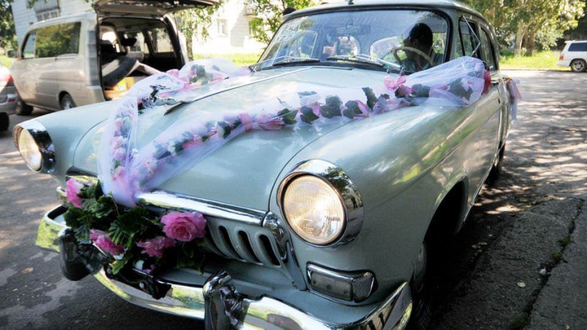 В Усть-Каменогорске сыграли свадьбу две «Волги»