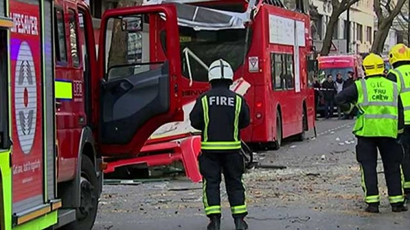 В Лондоне после ДТП двухэтажный автобус превратился в кабриолет