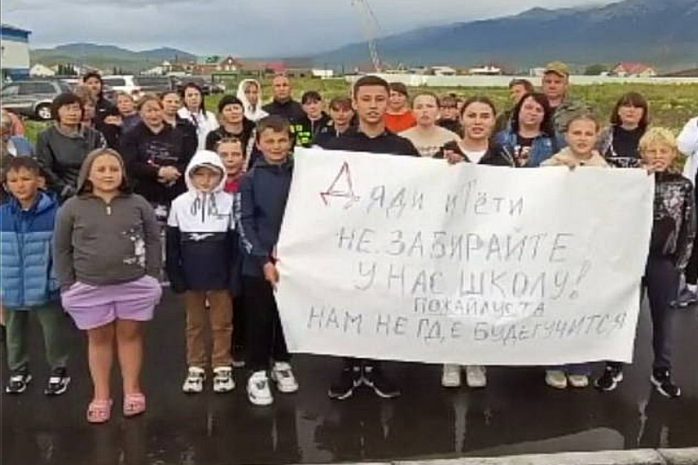 С просьбой не забирать школу обратились к президенту дети Риддера