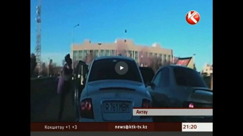 В Актау женщина избила мужчину за покореженный джип