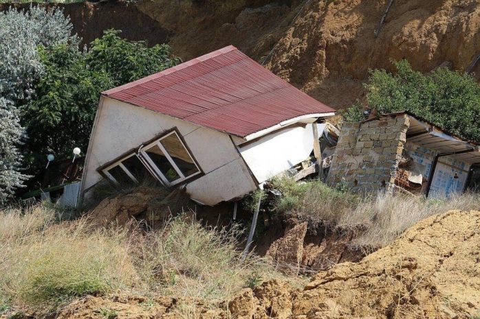 Оползень разрушил дачные дома в Алматинской области