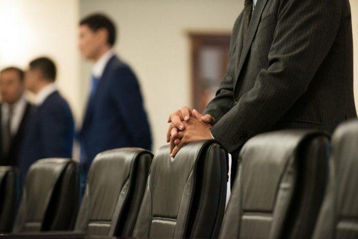 Наркотики, алкоголь и азарт: за дискредитацию госслужбы усилят ответственность