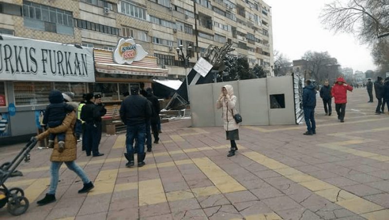 На алматинском Арбате упал экран