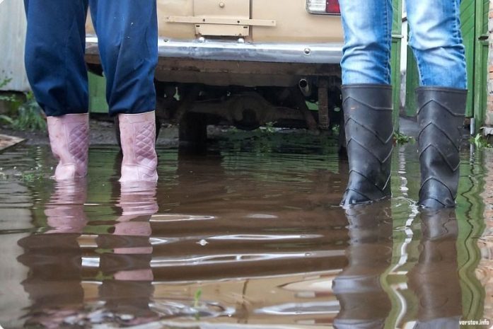 Из-за паводков в двух областях Казахстана закрыты дороги