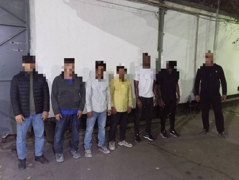 18 иностранцев в автоприцепе пытались пересечь границу Казахстана
