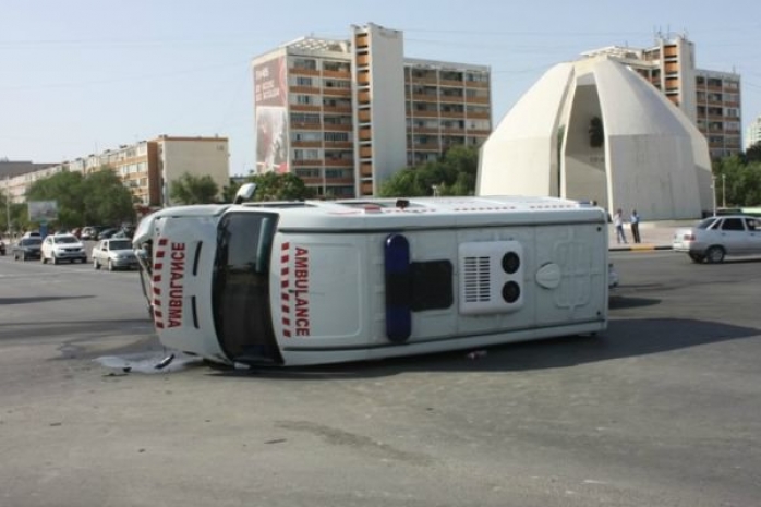 В центре Актау перевернулась машина «скорой помощи»