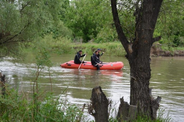 Трехлетнюю девочку, пропавшую возле реки, ищут в Алматинской области. ФОТО