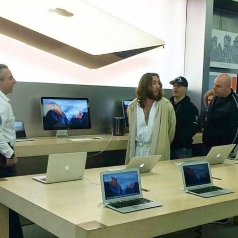 «Иисуса» арестовали за слишком большой крест