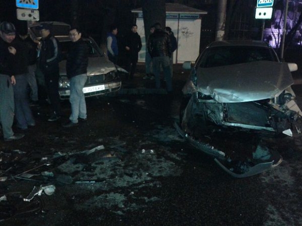 В центре Алматы произошла крупная авария: четыре человека пострадали (ФОТО)