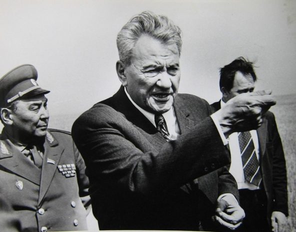 Динмухамеда Кунаева сняли с должности за 18 минут