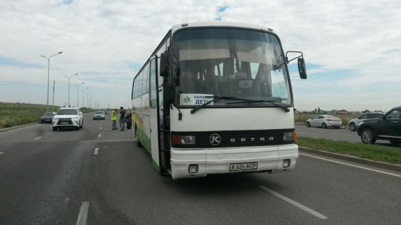 В Алматы автомобиль врезался в автобус с детьми (ФОТО)