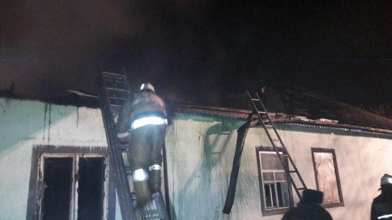 В Алматы горел частный дом