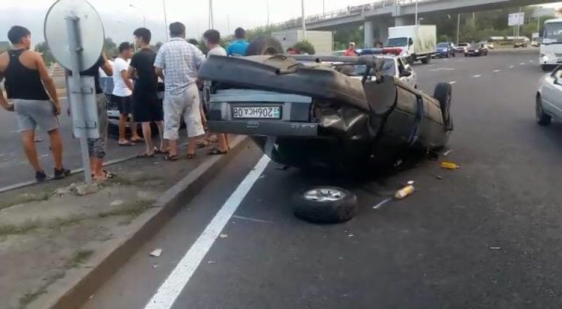 В Алматы машина опрокинулась на развязке