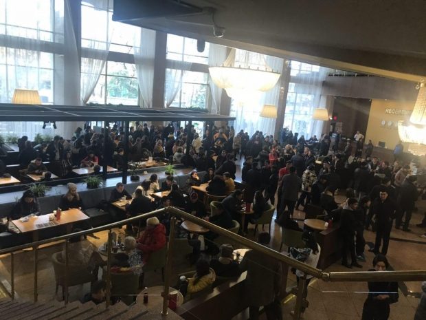 Десятки алматинцев стоят в очереди на регистрацию на слушания по «Кок-Жайлау»