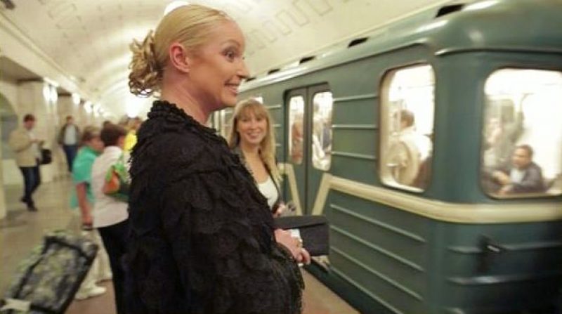 Волочкова приседала в метро за бесплатный проезд. Видео