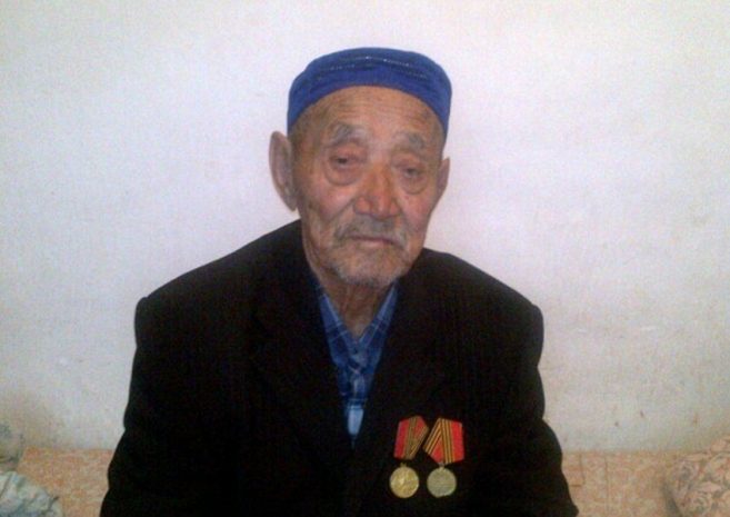 В Мангистау 90-летний ветеран тыла живет на старой съемной даче
