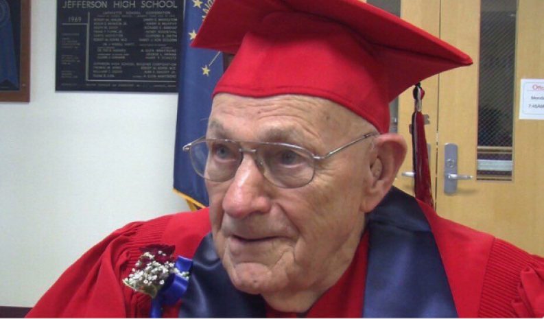 Ветеран Второй мировой исполнил мечту спустя 71 год, получив школьный аттестат