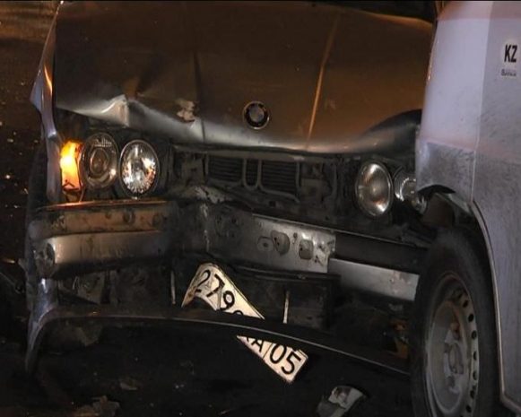 В Алматы столкнулись автобус и две легковушки