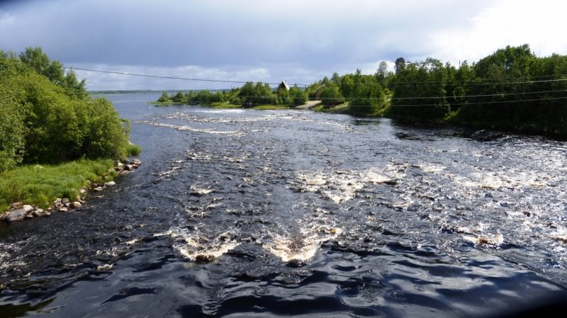 Десять человек погибли при переезде через реку
