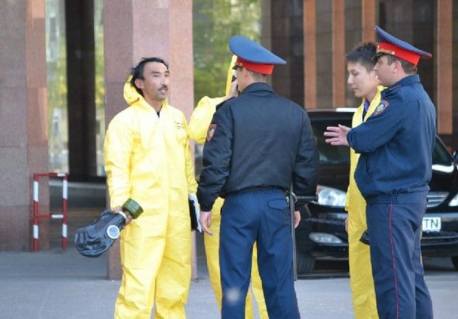 Активисты «Антигептила» устроили шоу перед окнами Акорды