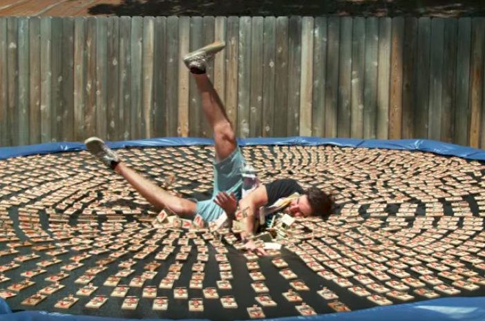 Британец прыгнул на батут с тысячью мышеловок. ВИДЕО