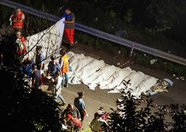 Автобус с паломниками упал с обрыва в Италии. 36 погибших