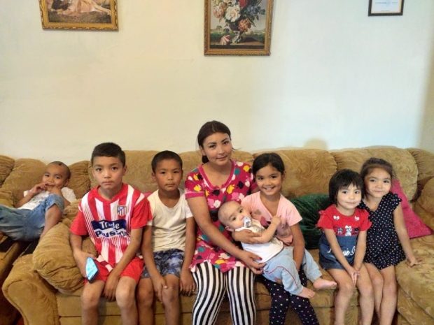 Прославившаяся на весь Казахстан многодетная мать просит помощи