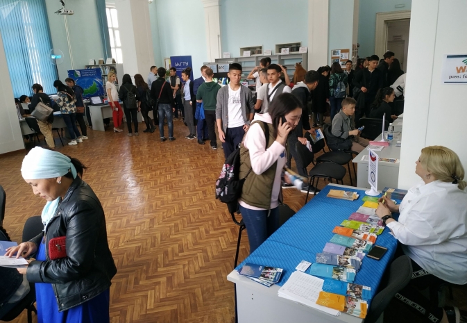 Абаев рассказал, как сократить отток молодежи в российские вузы