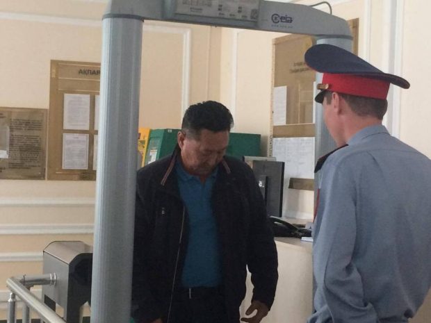 Отца Ерасыла Аубакирова не впустили на начало судебного заседания