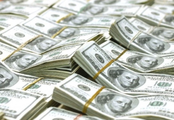 Со взяткой в полмиллиона долларов взят налоговик в Алматы