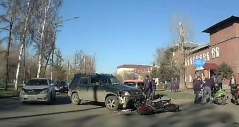 В ВКО байкер на высокой скорости влетел в автомобиль