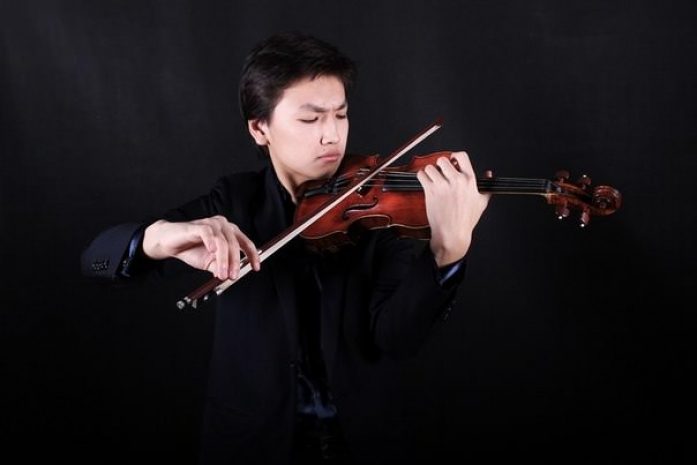 Казахстанский скрипач получил юношескую премию в Москве