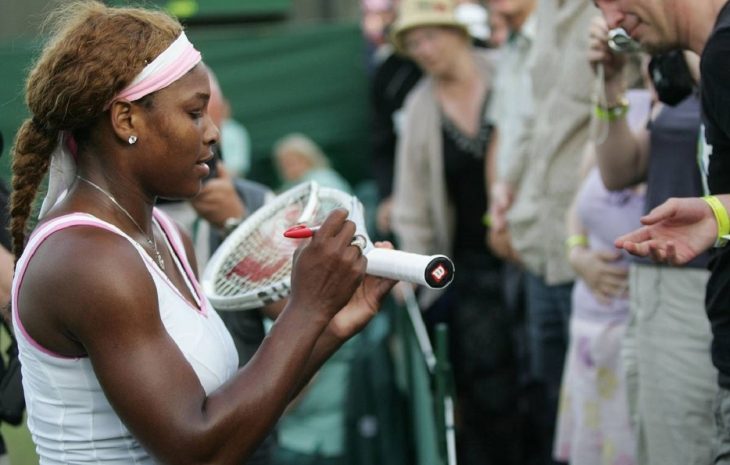 Сломанную ракетку Серены Уильямс продадут на аукционе