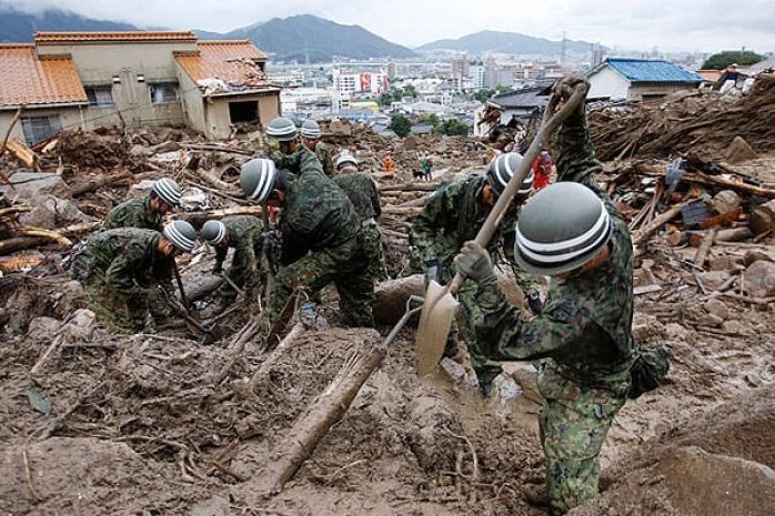 При обрушении моста в Китае пострадали люди