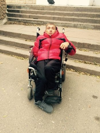 Инвалид предлагает акиму Байбеку на один час пересесть в инвалидное кресло