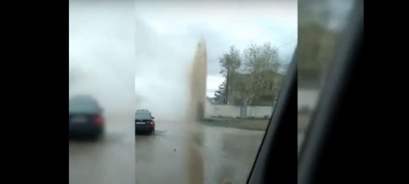 Крупная коммунальная авария в Павлодаре: пострадало авто