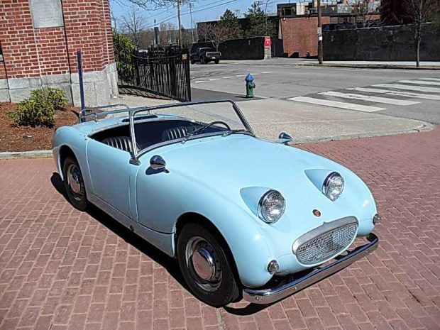 Годовалая девочка купила себе ретроавтомобиль на eBay