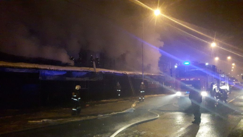 В Алматы загорелся крупный супермаркет на Суюнбая